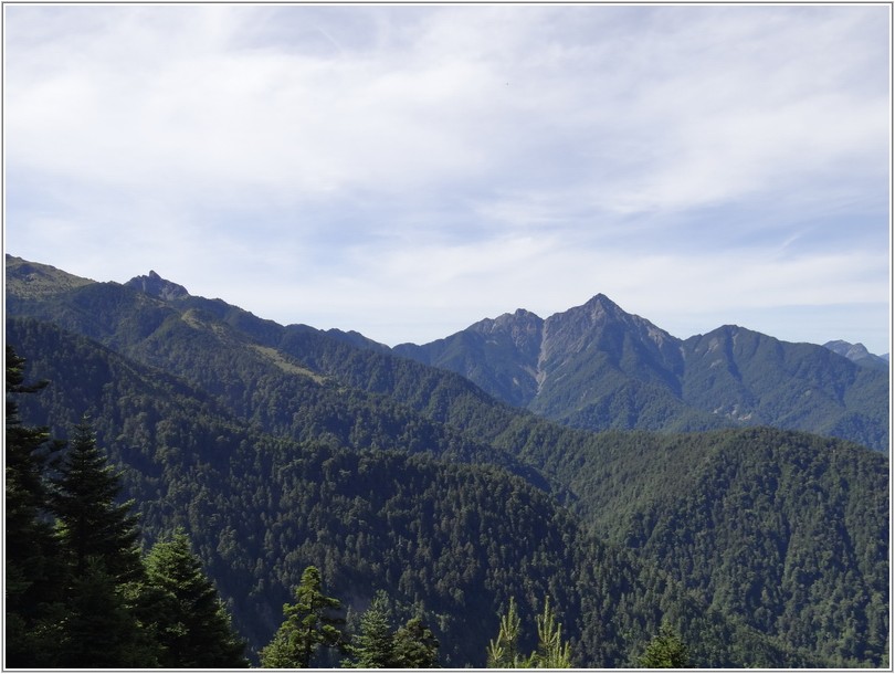 2012-07-11 08-44-12上到稜線透空處看中央尖山.JPG